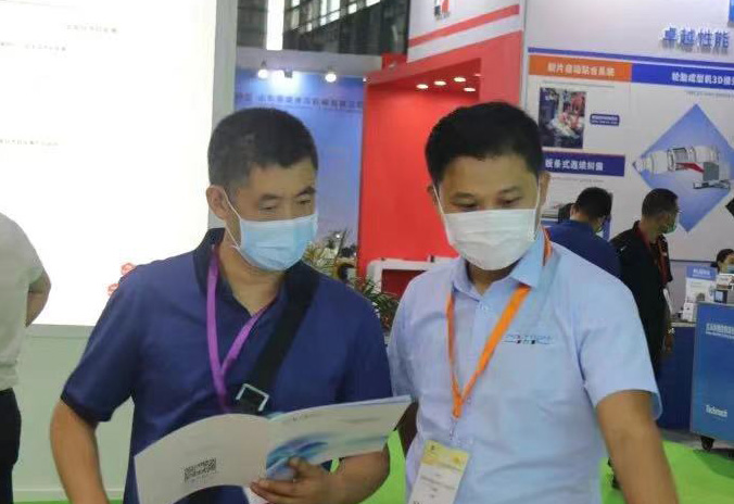 Customers at the exhibition understand the products of Polyton